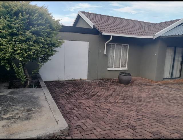 3 BEDROOM HOUSE FOR SALE IN TLHABANE WEST
